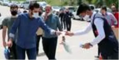 Cuma namazını Ayasofya işlemeli maske ile kıldılar Cuma namazını Ayasofya işlemeli maske ile kıldılar