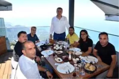 Gazeteciler, Basın Bayramını gökyüzünde kutladı Gazeteciler, Basın Bayramını gökyüzünde kutladı