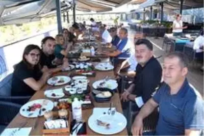 Gazeteciler, Basın Bayramını gökyüzünde kutladı Gazeteciler, Basın Bayramını gökyüzünde kutladı