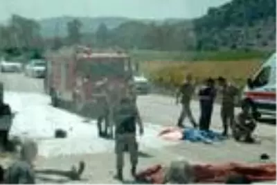 Kahramanmaraş'ta seyir halindeki otomobil alev aldı! 1'i çocuk 2 kişi yanarak öldü Kahramanmaraş'ta seyir halindeki otomobil alev aldı! 1'i çocuk 2 kişi yanarak öldü