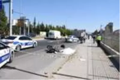 Kamyona çarpan motosikletin sürücüsü hayatını kaybetti Kamyona çarpan motosikletin sürücüsü hayatını kaybetti
