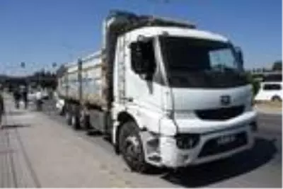 Kamyona çarpan motosikletin sürücüsü hayatını kaybetti Kamyona çarpan motosikletin sürücüsü hayatını kaybetti