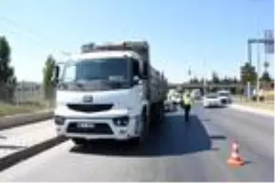 Kamyona çarpan motosikletin sürücüsü hayatını kaybetti Kamyona çarpan motosikletin sürücüsü hayatını kaybetti