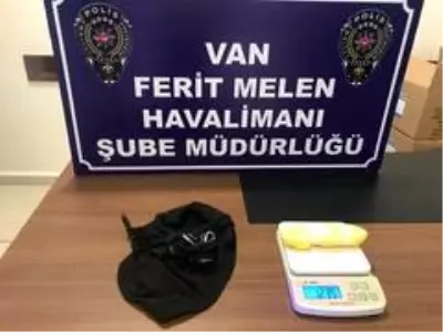 Kasık bölgesine gizlediği uyuşturucuyla uçağa binmek isterken yakalandı Kasık bölgesine gizlediği uyuşturucuyla uçağa binmek isterken yakalandı
