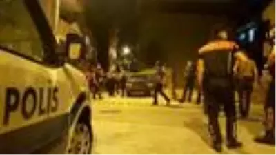 Öfkeli baba, 18 yaşından küçük kızının birlikte yaşadığı gencin evini bastı: 1 ölü, 1 yaralı Öfkeli baba, 18 yaşından küçük kızının birlikte yaşadığı gencin evini bastı: 1 ölü, 1 yaralı