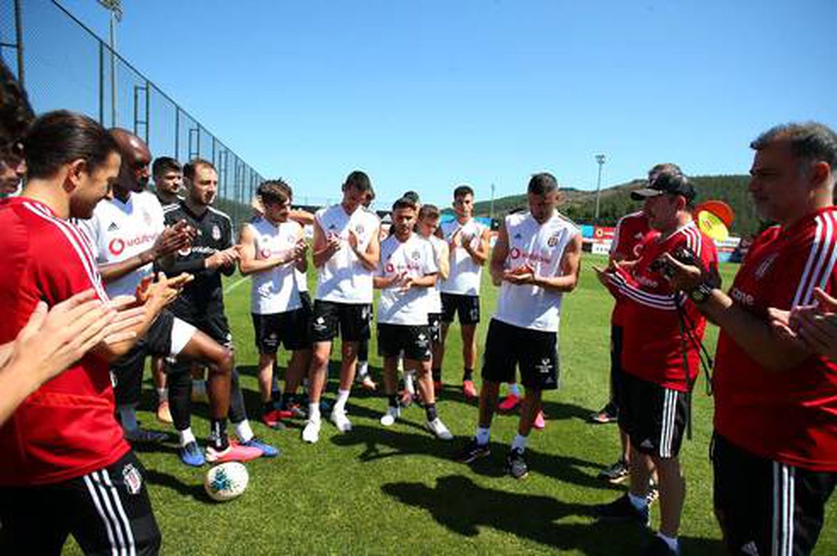 Lille'e transfer olan Burak Yılmaz, tesislere gelerek takım arkadaşlarıyla vedalaştı