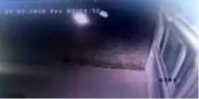 Otomobil güvenlik kulübesine daldı, görevli ölümden döndü