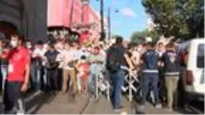 Polis bariyerleri önünde uzun kuyruklar oluştu! Vatandaşlar Ayasofya Camii'ne akın ediyor Polis bariyerleri önünde uzun kuyruklar oluştu! Vatandaşlar Ayasofya Camii'ne akın ediyor