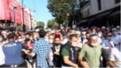 Polis bariyerleri önünde uzun kuyruklar oluştu! Vatandaşlar Ayasofya Camii'ne akın ediyor Polis bariyerleri önünde uzun kuyruklar oluştu! Vatandaşlar Ayasofya Camii'ne akın ediyor