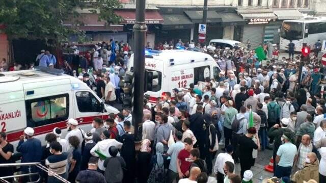 Polis bariyerleri önünde uzun kuyruklar oluştu! Vatandaşlar Ayasofya Camii'ne akın ediyor Polis bariyerleri önünde uzun kuyruklar oluştu! Vatandaşlar Ayasofya Camii'ne akın ediyor