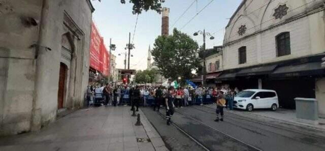 Polis bariyerleri önünde uzun kuyruklar oluştu! Vatandaşlar Ayasofya Camii'ne akın ediyor Polis bariyerleri önünde uzun kuyruklar oluştu! Vatandaşlar Ayasofya Camii'ne akın ediyor