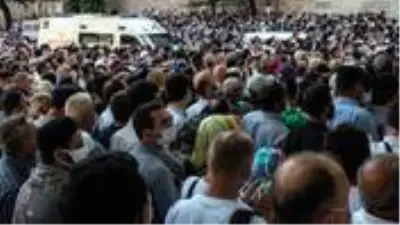 Ayasofya Camii'ndeki ilk namaz öncesi uzun kuyruklar oluştu, polis bariyerleri aşıldı Ayasofya Camii'ndeki ilk namaz öncesi uzun kuyruklar oluştu, polis bariyerleri aşıldı