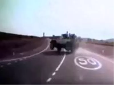 Rusya'da arazi aracı devrildi, turistler yol kenarına savruldu Rusya'da arazi aracı devrildi, turistler yol kenarına savruldu