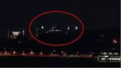 Şerefelerle aydınlatılan Ayasofya Camii, Üsküdar'dan böyle görüntülendi Şerefelerle aydınlatılan Ayasofya Camii, Üsküdar'dan böyle görüntülendi