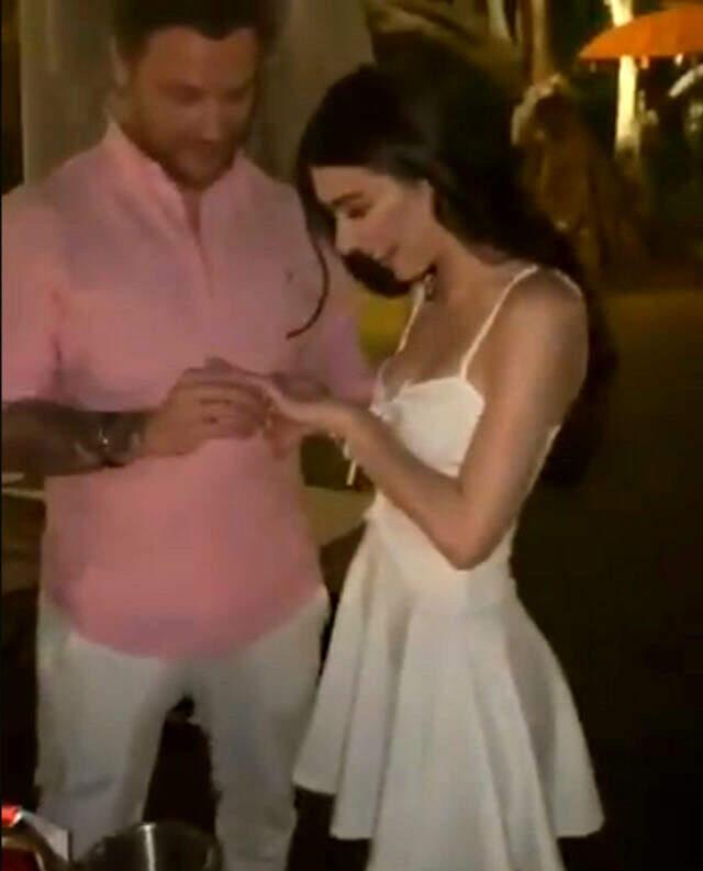 Sinan Akçıl, Burcu Kıratlı'ya doğum gününde evlilik teklifinde bulundu Sinan Akçıl, Burcu Kıratlı'ya doğum gününde evlilik teklifinde bulundu
