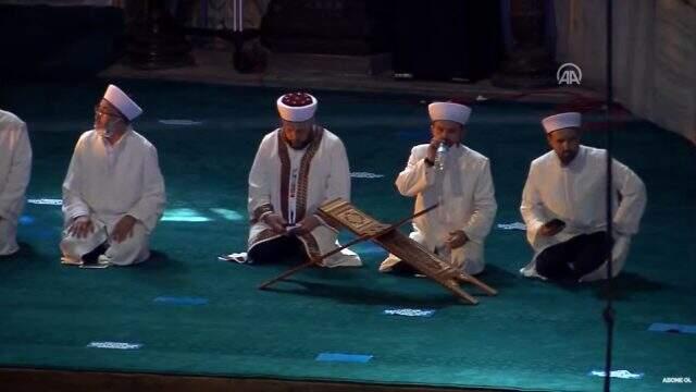 Son Dakika: Ayasofya Camii'nde 86 yıl sonra ilk namaz kılınıyor Son Dakika: Ayasofya Camii'nde 86 yıl sonra ilk namaz kılınıyor