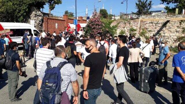 Son Dakika: Ayasofya Camii'nde kılınacak cuma namazı için belirlenen alanlar doldu, girişler durduruldu