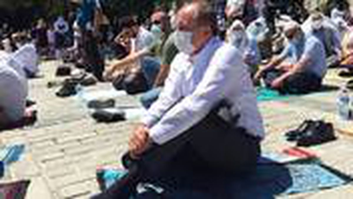 Sultanahmet'te namaz kılan Muharrem İnce'den kendisini eleştirenlere sert yanıt