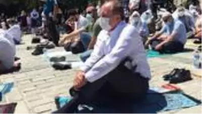 Sultanahmet'te namaz kılan Muharrem İnce'den kendisini eleştirenlere sert yanıt Sultanahmet'te namaz kılan Muharrem İnce'den kendisini eleştirenlere sert yanıt