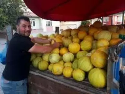 Sungulu'nun 10 dilim kavunu tezgahlarda yerini aldı Sungulu'nun 10 dilim kavunu tezgahlarda yerini aldı