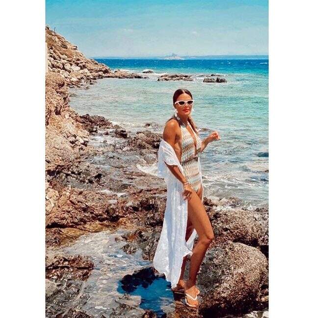 Ünlü sunucusu Özlem Yıldız'ın tatil paylaşımlarına beğeni yağıyor