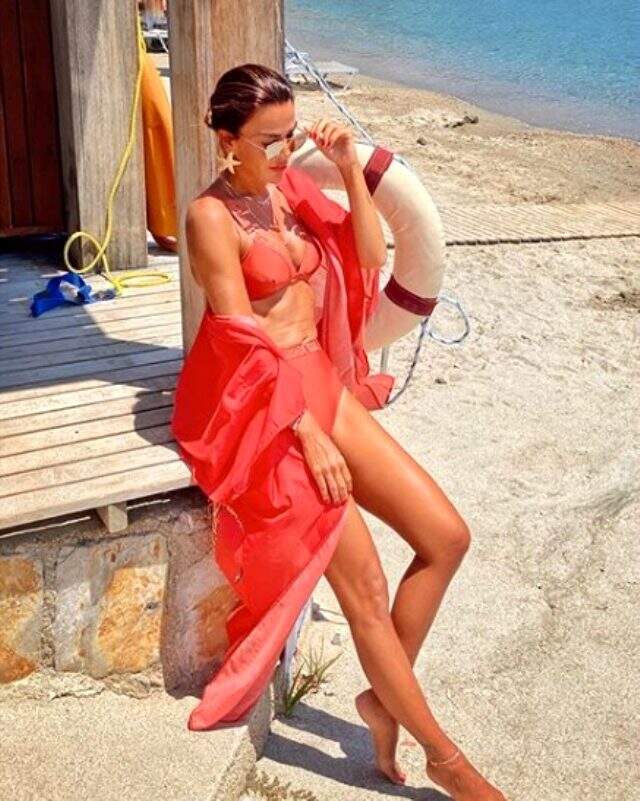 Ünlü sunucusu Özlem Yıldız'ın tatil paylaşımlarına beğeni yağıyor