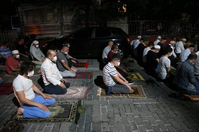Vatandaşlar, sabah namazında Ayasofya Camii'ne akın etti