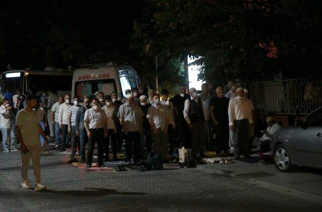 Vatandaşlar, sabah namazında Ayasofya Camii'ne akın etti