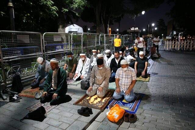 Vatandaşlar, sabah namazında Ayasofya Camii'ne akın etti