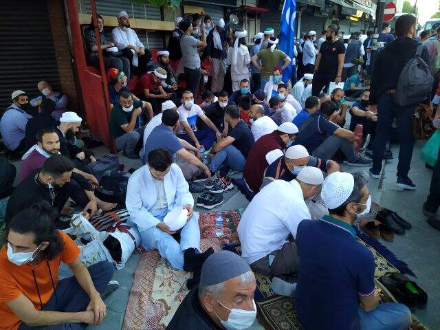 Vatandaşlar, sabah namazında Ayasofya Camii'ne akın etti