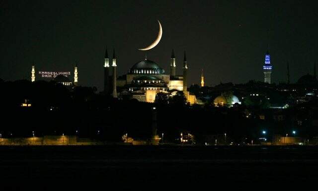 Ayasofya Camii ile hilalin buluştuğu kareler görenleri mest etti