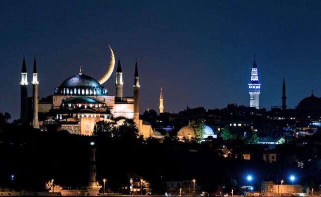 Ayasofya Camii ile hilalin buluştuğu kareler görenleri mest etti