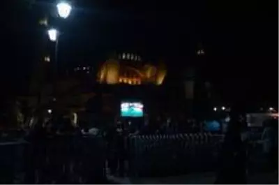 Ayasofya Camii'nde ziyaretçi yoğunluğu gece de devam ediyor Ayasofya Camii'nde ziyaretçi yoğunluğu gece de devam ediyor
