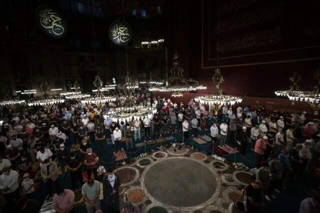 Ayasofya kararına tepki gösteren Avrupalıyı utandıracak hassasiyet! Hristiyanlar için kutsal alan halıyla kaplanmadı Ayasofya kararına tepki gösteren Avrupalıyı utandıracak hassasiyet! Hristiyanlar için kutsal alan halıyla kaplanmadı