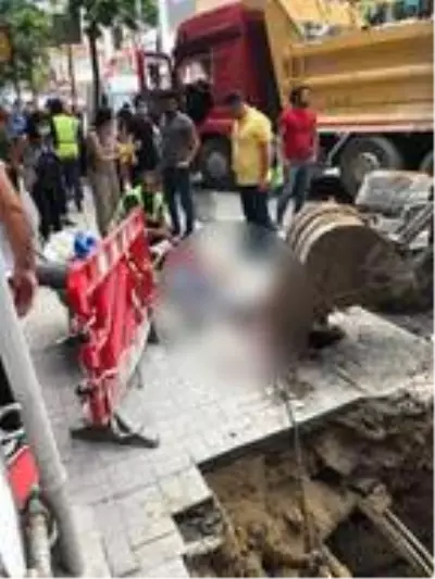 İş makinesinin kepçesi altında kalan talihsiz işçi feci şekilde can verdi İş makinesinin kepçesi altında kalan talihsiz işçi feci şekilde can verdi