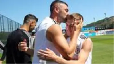 Burak Yılmaz, yabancı oyunculara para ödenip yerli oyunculara ödenmemesi nedeniyle Beşiktaş'tan ayrıldı Burak Yılmaz, yabancı oyunculara para ödenip yerli oyunculara ödenmemesi nedeniyle Beşiktaş'tan ayrıldı