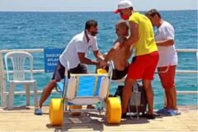 Dünyaca ünlü sahilde deniz keyfi engel tanımıyor Dünyaca ünlü sahilde deniz keyfi engel tanımıyor