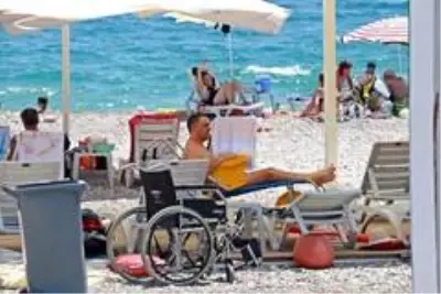 Dünyaca ünlü sahilde deniz keyfi engel tanımıyor Dünyaca ünlü sahilde deniz keyfi engel tanımıyor