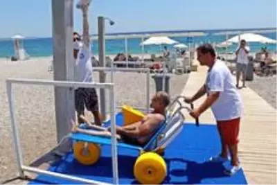 Dünyaca ünlü sahilde deniz keyfi engel tanımıyor Dünyaca ünlü sahilde deniz keyfi engel tanımıyor