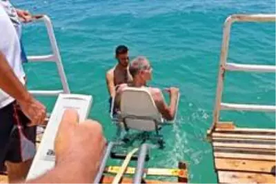 Dünyaca ünlü sahilde deniz keyfi engel tanımıyor Dünyaca ünlü sahilde deniz keyfi engel tanımıyor
