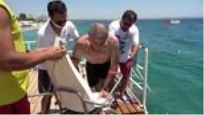 Dünyaca ünlü sahilde deniz keyfi engel tanımıyor Dünyaca ünlü sahilde deniz keyfi engel tanımıyor