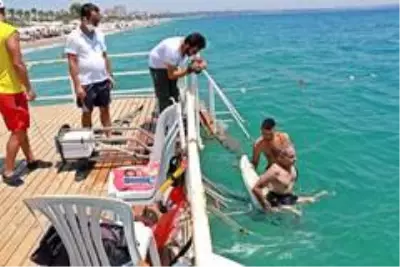 Dünyaca ünlü sahilde deniz keyfi engel tanımıyor Dünyaca ünlü sahilde deniz keyfi engel tanımıyor