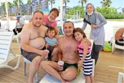 Dünyaca ünlü sahilde deniz keyfi engel tanımıyor Dünyaca ünlü sahilde deniz keyfi engel tanımıyor