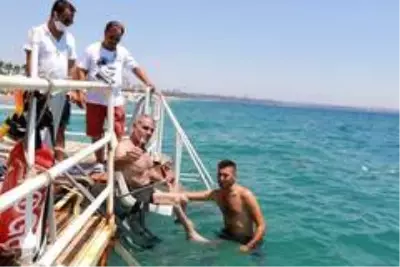 Dünyaca ünlü sahilde deniz keyfi engel tanımıyor Dünyaca ünlü sahilde deniz keyfi engel tanımıyor