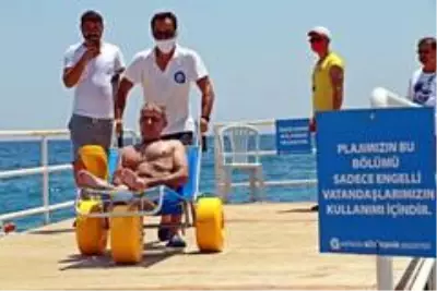Dünyaca ünlü sahilde deniz keyfi engel tanımıyor Dünyaca ünlü sahilde deniz keyfi engel tanımıyor