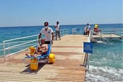Dünyaca ünlü sahilde deniz keyfi engel tanımıyor Dünyaca ünlü sahilde deniz keyfi engel tanımıyor
