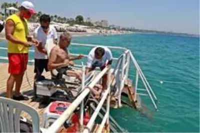 Dünyaca ünlü sahilde deniz keyfi engel tanımıyor Dünyaca ünlü sahilde deniz keyfi engel tanımıyor