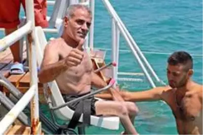 Dünyaca ünlü sahilde deniz keyfi engel tanımıyor Dünyaca ünlü sahilde deniz keyfi engel tanımıyor