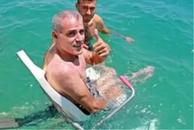 Dünyaca ünlü sahilde deniz keyfi engel tanımıyor Dünyaca ünlü sahilde deniz keyfi engel tanımıyor