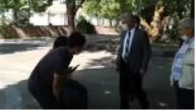 Erzincan Valisi Mehmet Makas, parkta maskesiz oturanları uyardı Erzincan Valisi Mehmet Makas, parkta maskesiz oturanları uyardı